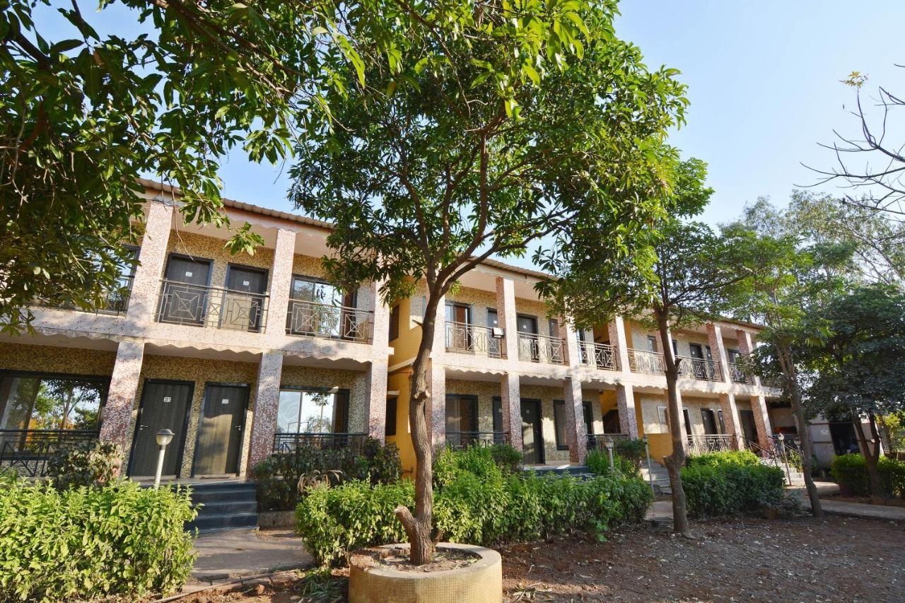 Oyo Midway Park Resort Atgaon エクステリア 写真